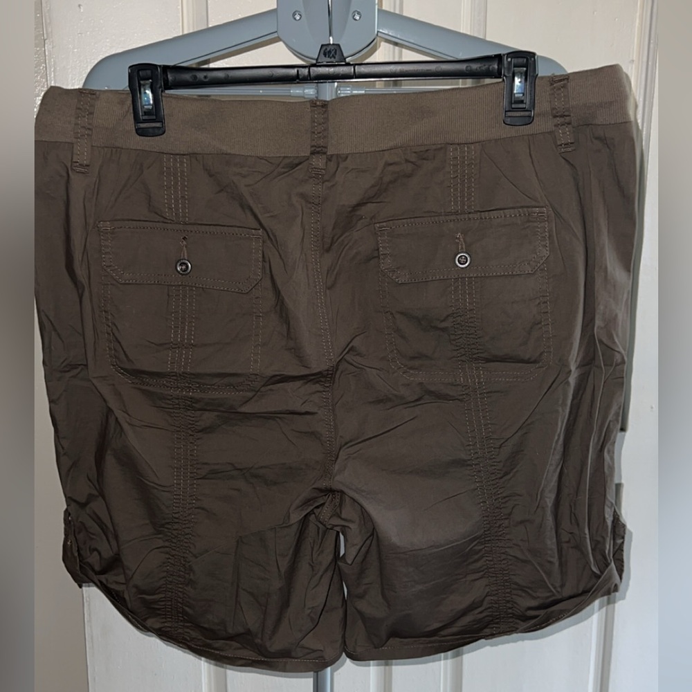Torrid- BROWN COLOR! Stretch Poplin Mid Rise Bermuda Shorts - Picture 4 of 6